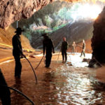 Rescatan al último niño y al entrenador que estaban atrapados en cueva de Tailandia